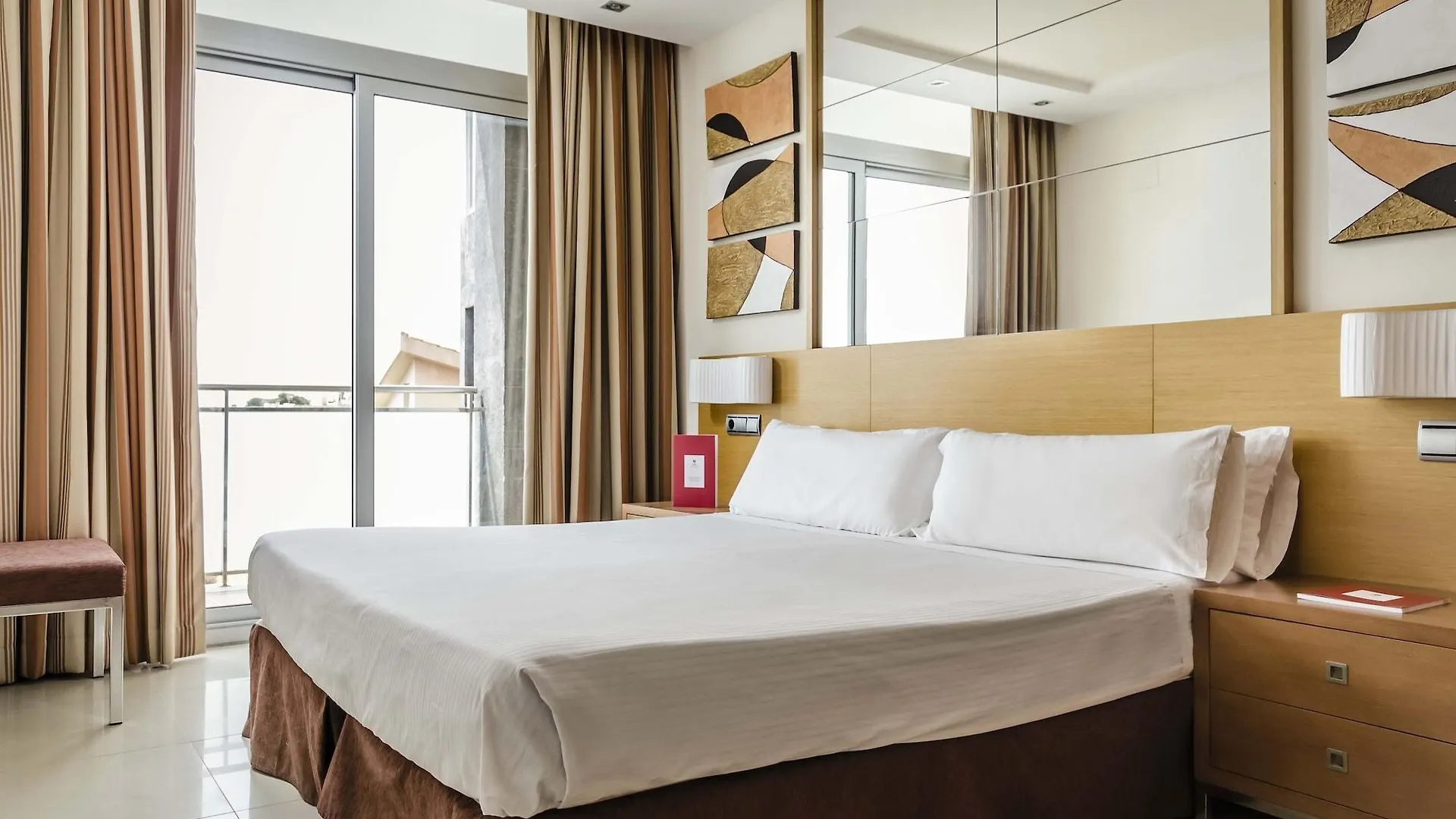 Exe Cunit Suites & Spa فندق